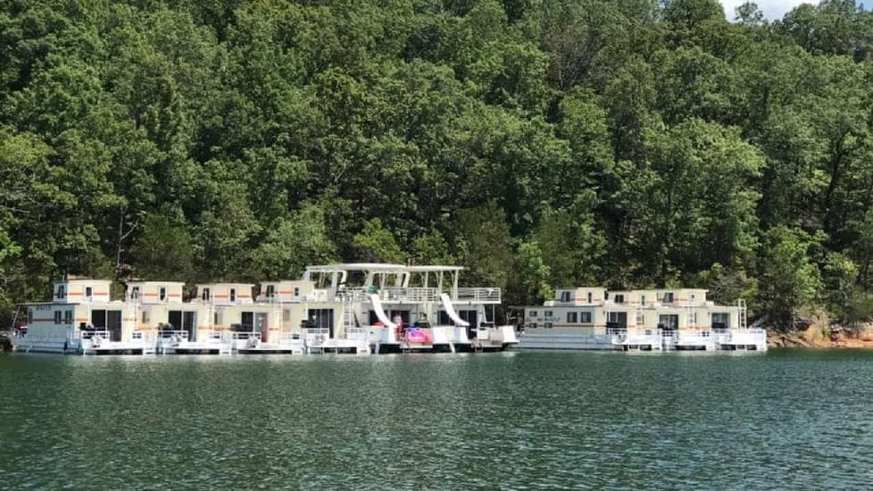 Houseboats on Bull Shoals Lake