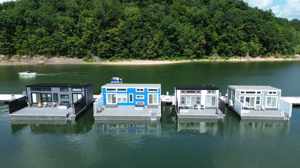 Floathouzzes at Lake Cumberland Marina