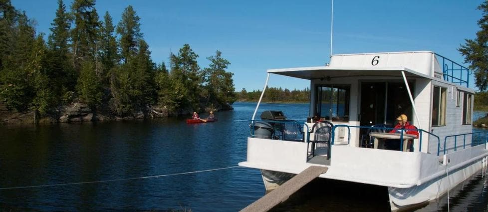 Wanderer Houseboat on Rainy Lake