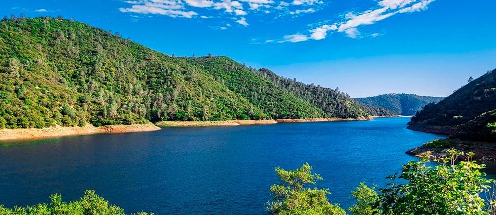 A sunny day on Lake Don Pedro