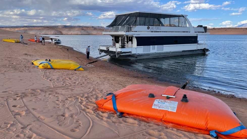 Wahweap houseboat expertly anchored