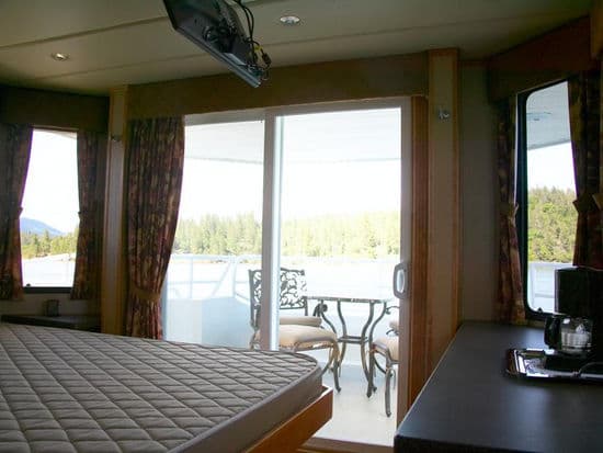 65 Titan Houseboat