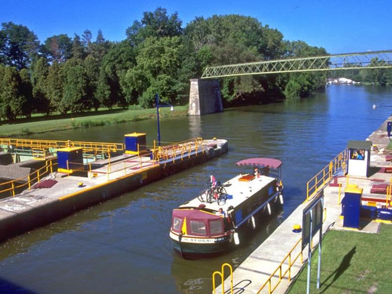 Many water locks are decorated in vibrant colors Photos