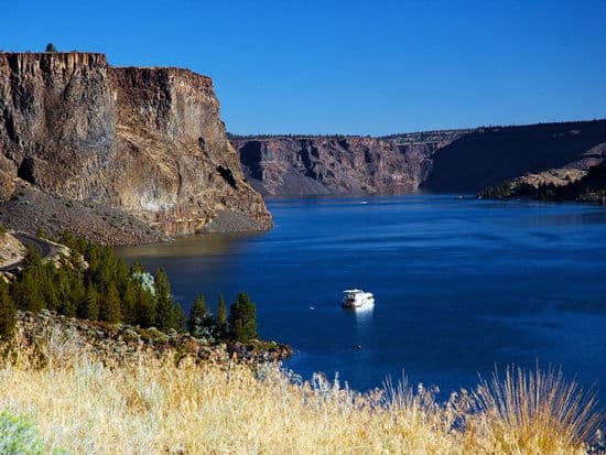 This houseboat shows the scale of the lake's surroundings