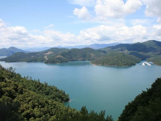 Take a hike up the hills to enjoy a breathtaking view of Shasta Lake