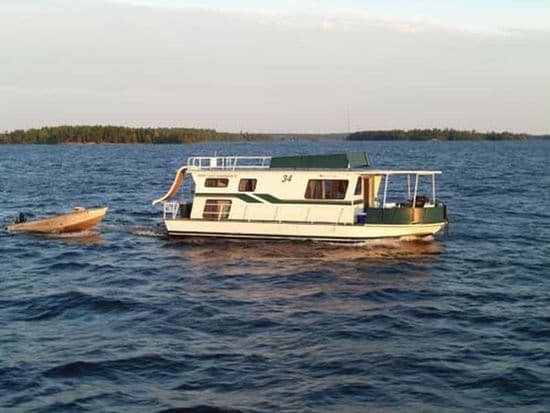 Minnitaki Houseboat