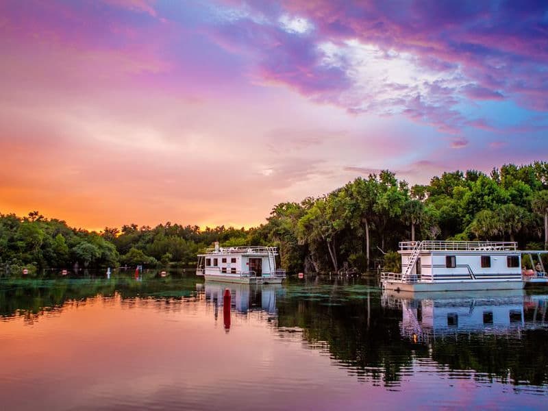 Experience your own little piece of heaven on a houseboat vacation Photos